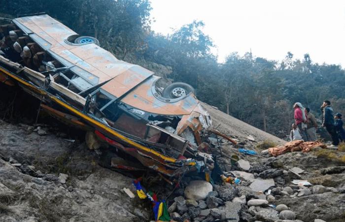 بالفيديو.. حادث حافلة مروّع في نيبال