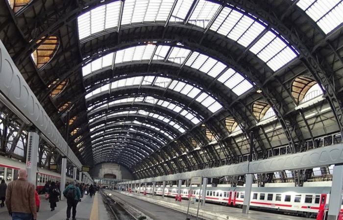 ثعبان داخل محطة قطار .. شاهدوا كيف تصرف الركاب (فيديو)