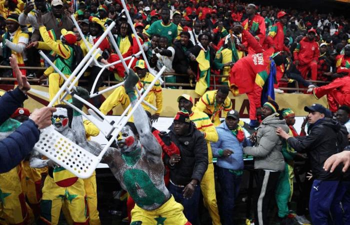 من المدرّجات إلى الدبلوماسية.. هل تُشعل أزمة مشجعي السنغال توتراً مع المغرب؟