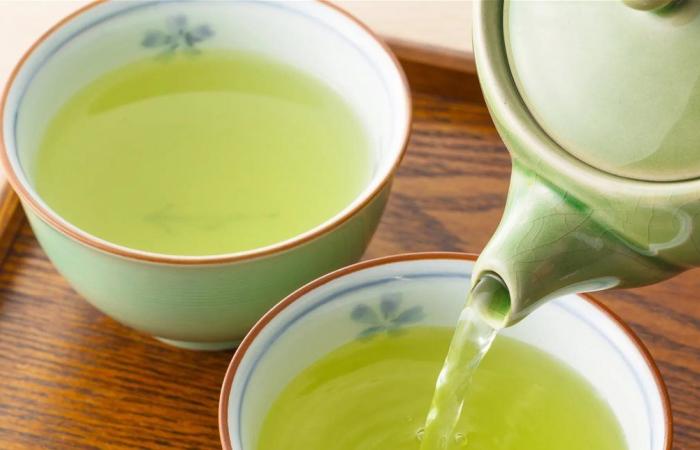 الشاي الأخضر أم ماء الليمون؟.. أيهما الأقوى لطرد السموم