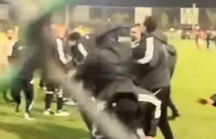 لـ"تعديه بالضرب" على ابن أسطورة الزمالك.. إيقاف إداري الأهلي 8 مباريات