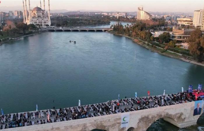عمره 2000 عام.. إفطار جماعي فوق جسر تاريخي في تركيا (فيديو)