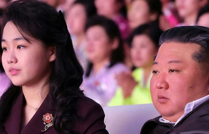 بمناسبة اليوم العالمي للمرأة.. كيم جونغ-أون يرافق زوجته وابنته لحفل موسيقي(صور)