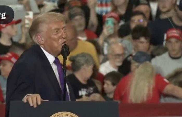 أثناء مخاطبة ترامب أنصاره.. سيدة تسقط ويُغمى عليها شاهدوا ماذا حصل