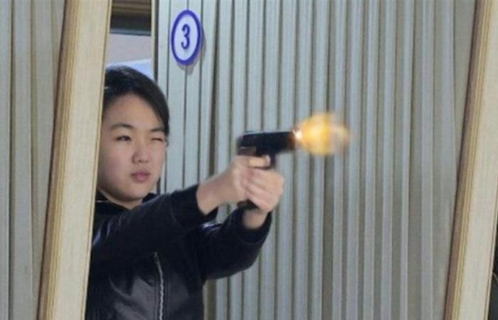 تُطلق النار من مسدس.. صورة جديدة لابنة زعيم كوريا الشمالية تُثير التكهنات