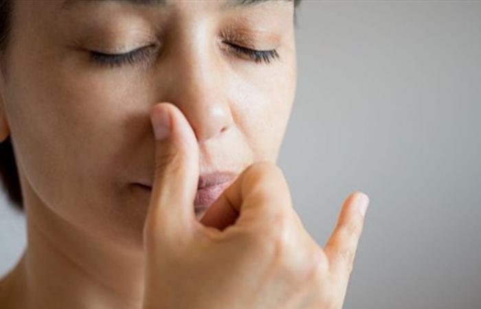 لماذا يمر الهواء بسهولة أحيانًا عبر فتحة أنف واحدة فقط؟