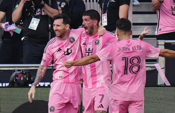 ميسي يسجل الهدف 900 في مسيرته التاريخية