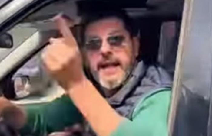 "يا وسخ"... شاهدوا ما حصل مع ممثل لبنانيّ أثناء قيادته السيارة برفقة والده! (فيديو)