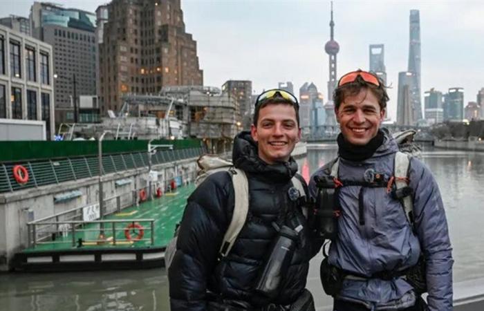 تحدي المستحيل.. فرنسيان يطويان المسافات سيراً على الأقدام