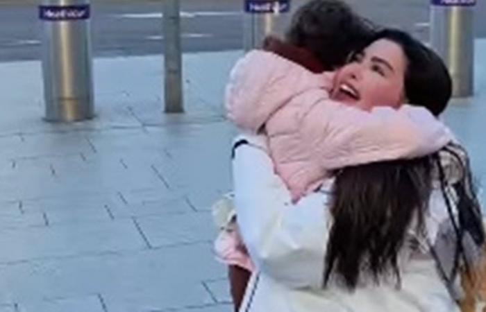 بعد خروجها من السجن... لقاء مؤثّر بين فنانة شهيرة وابنتها: "بعد فراق سنة وشهر"