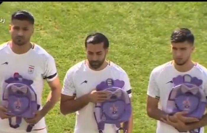 هذا ما فعله لاعبو منتخب إيران أثناء عزف النشيد الوطني قبل المباراة ضد نيجيريا (فيديو)