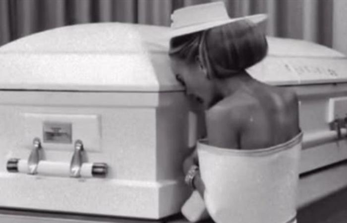 صانعة محتوى شهيرة تُثير جدلاً كبيراً... هذا ما فعلته أمام نعش إبنتها