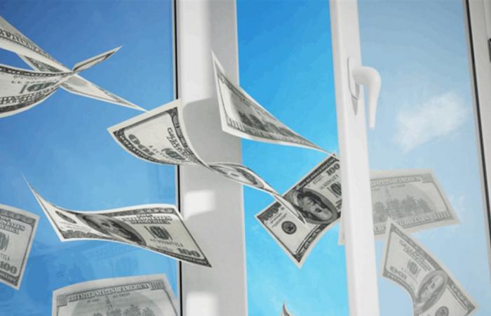 حادثة غريبة... رمت 88 ألف دولار من نافذة المنزل!