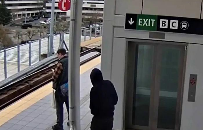 فيديو مرعب.. شاهدوا لحظة دفع مجرم مسافرًا تحت عجلات القطار!