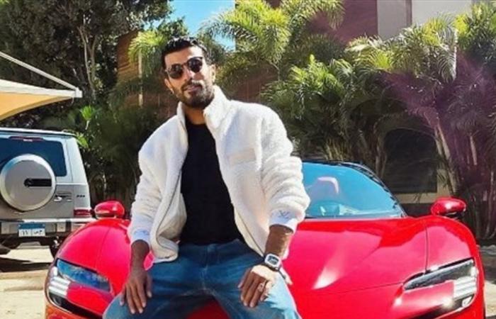 على خطى محمد رمضان.. مخرج شهير يستعرض أسطول سياراته الفارهة (صور)