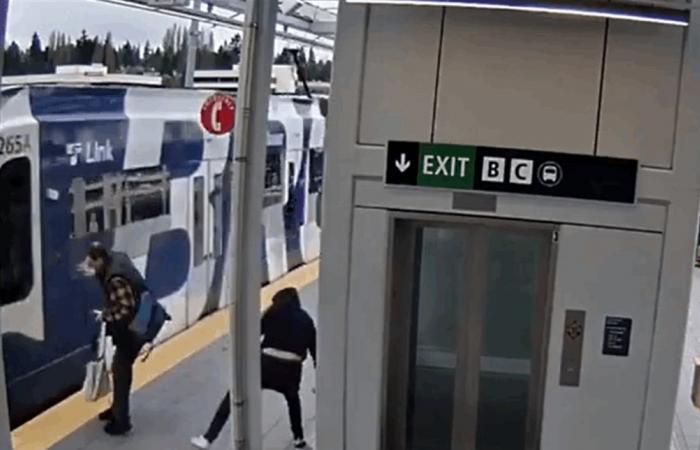 فيديو صادم.. رجل يدفع راكباً باتجاه قطار