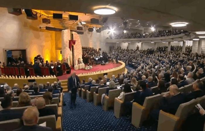 الرئيس عون حضر رتبة سجدة الصليب في جامعة الروح القدس