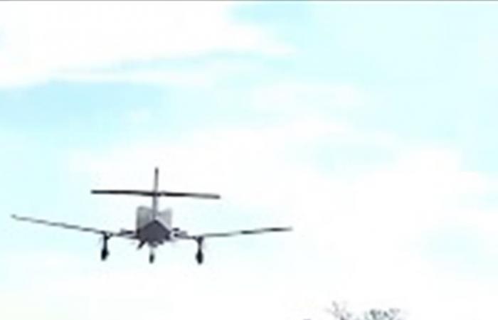 بالفيديو... هبوط طائرة بشكلٍ إضطراريّ على طريق سريع وسط السيارات!