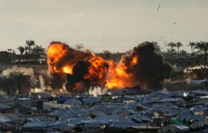 غارة على نقطة تفتيش تابعة للشرطة في مخيم وسط غزة