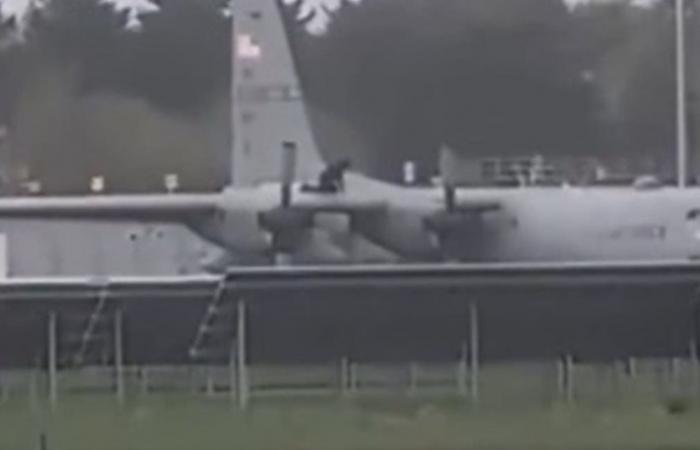 بالفيديو.. إلقاء القبض على رجل بعدما تسبّب في أضرار لطائرة عسكرية أميركية