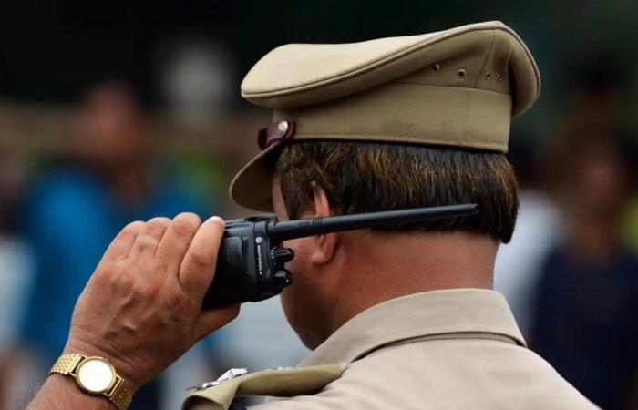 بالفيديو.. لص يعلق داخل نافذة عيادة طبيب والشرطة تتدخل لإنقاذه