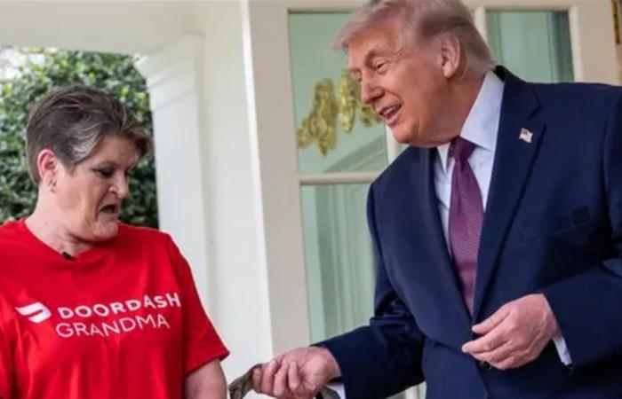 خرج بنفسه لتسلّم الطلبية.. عاملة التوصيل التي التقت ترامب حصلت على 11 ألف دولار! (فيديو)