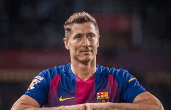 ليفاندوفسكي يفتح باب الغموض.. وبرشلونة ينتظر الحسم