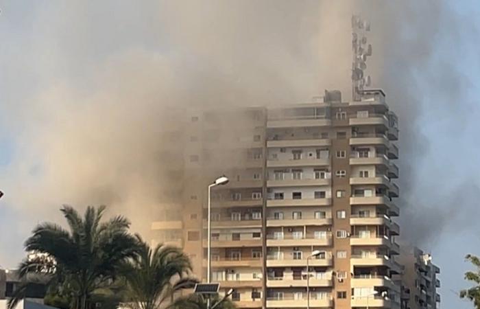 انتشال جثة من تحت أنقاض مبنى في صور