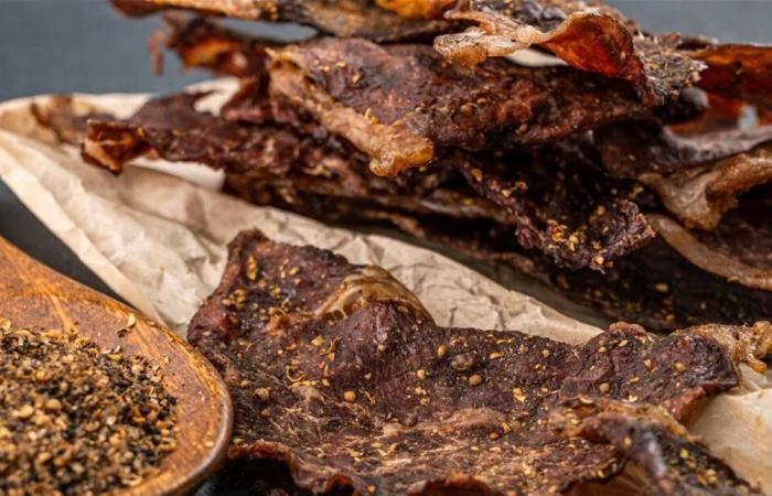 هل اللحوم المجففة صحية؟ خبراء تغذية يجيبون