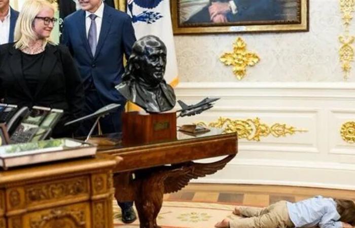 بالفيديو...طفل يزحف أثناء خطاب ترامب في المكتب البيضاوي