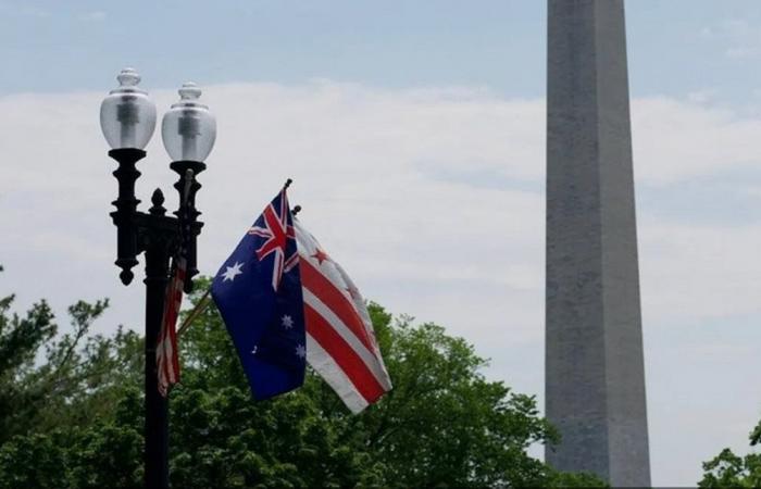 قبيل زيارة الملك تشارلز إلى أميركا.. وضع أعلام أسترالية بدلا من البريطانية!