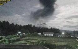 إندونيسيا: توزيع أقنعة واقية على سكان 16 قرية.. بسبب البركان
