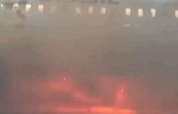 بالفيديو.. طائرة تشتعل بعد صعود الركاب إليها (فيديو)