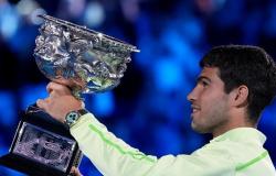 لأول مرة.. النجم ألكاراز يرفع كأس بطولة أستراليا الكبرى