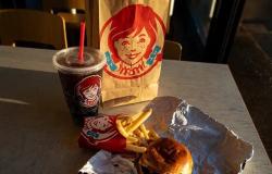 مطعم أمريكي شهير يحتفل بيوم العزوبية بعرض لا يُفوّت!