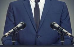 بالصورة... سياسيّ يُثير الجدل بسبب شاربه