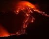 بركان “إتنا” الإيطالي يثور وينفث حممه (صور و فيديو)