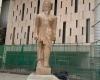 التمثال الثاني للملك رمسيس يزين بهو المتحف المصري الجديد