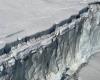 (شاهد) جبلاً جليدياً ينشق في ألاسكا