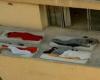 صورة لعائلة لبنانية تنام في شرفة منزلها تثير جدلا واسعا