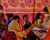 عاملات الجنس يتلقين اللقاح في أكبر بيت دعارة في بنغلادش