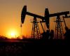 النفط يغلق على مكاسب مع تراجع المخزونات الأمريكية