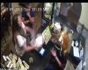فيديو- فتاة أمريكية تلقي مشروب ساخن على وجه عاملة مطعم