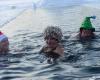 روس يستقبلون أعياد الميلاد بالسباحة في المياه المجمدة (فيديو+ صور)