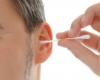 تنظيف الأذن بالعيدان القطنية... هل العملية آمنة؟