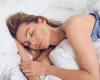 ما هي فوائد النوم على جانبك؟