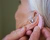 ضعف السمع يرفع خطر الإصابة بالخرف.. لهذا السبب