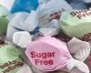 لماذا نعاني من الغازات عند تناول العلكة الخالية من السكر؟.. دراسة جديدة تكشف